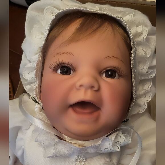 Lee Middleton " Love And Prayers" 1999 Baby Doll with Bonnet/Christening Gown - Picture 11 of 11